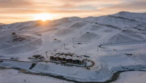 How do you get from Hakkâri city center or Yüksekova to the ski areas? What should I pay attention to when planning winter road conditions, renting a car, and a day-by-day round-trip schedule?