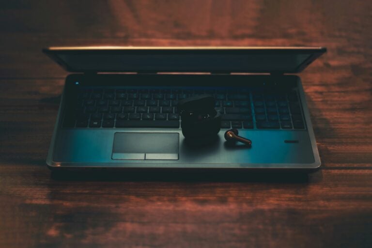 Bir solo podcaster, Descript ve ChatGPT ile tek bölümden haftada 12 sosyal medya klibi nasıl çıkarır
